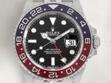 une montre Rolex dotée d'une lunette rouge et bleue
