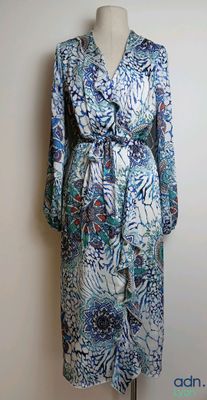 the dress is blue and white with a pattern on it