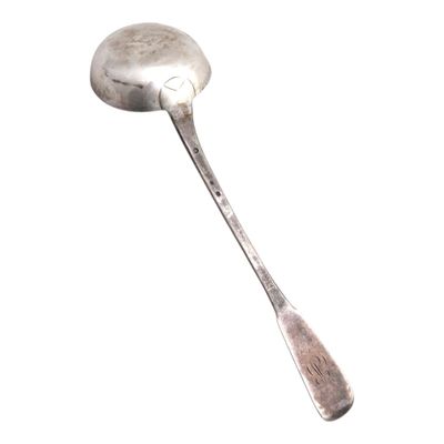 une cuillère en argent avec un manche, sur fond blanc