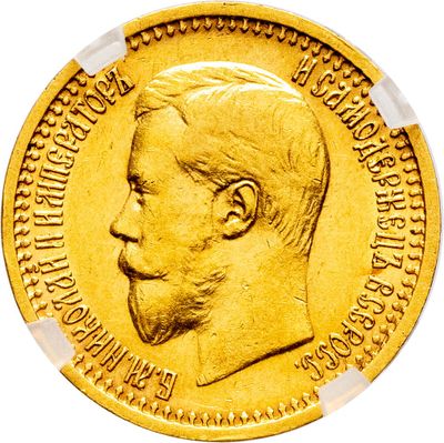 gros plan d'une pièce d'or sur fond blanc
