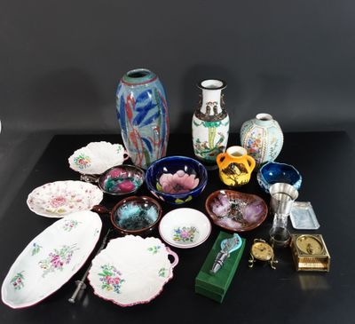 de nombreux types de vases et d'assiettes sur la table
