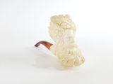 une image représentant une pipe avec un embout sculpté et un porte-pipe