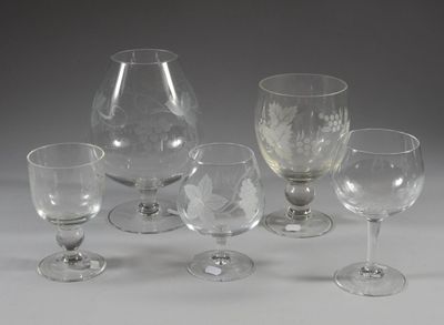un ensemble de verres à vin et un vase posés sur une table