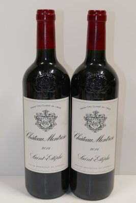 deux bouteilles de vin rouge posées l'une à côté de l'autre sur une table