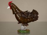 une figurine représentant un poulet posée sur une table