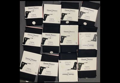 beaucoup de cartes de visite en noir et blanc posées sur une table