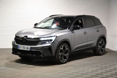 Le SUV argenté est garé dans un garage dont le sol est en damier.
