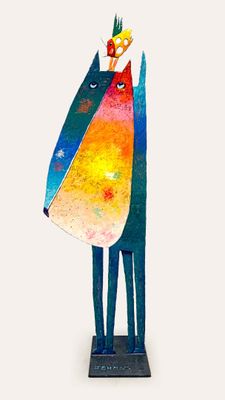 sculpture aux couleurs vives représentant un oiseau avec une fleur sur la tête