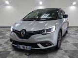 vue de face d'une voiture argentée garée dans un garage