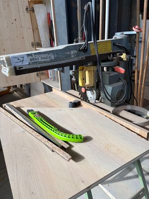 une photo d'une machine en train de scier un morceau de bois
