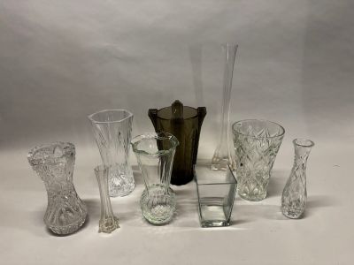 un grand nombre de vases en verre posés sur une table