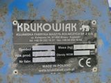 une pancarte apposée sur le côté d'une machine sur laquelle on peut lire « knikowak »