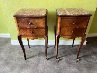 paire de tables de chevet anciennes avec plateau et pieds en marbre
