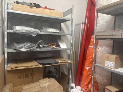 beaucoup de boîtes et de cartons sur les étagères de la pièce