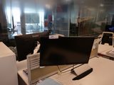 un bureau d'ordinateur équipé de deux écrans et d'un clavier