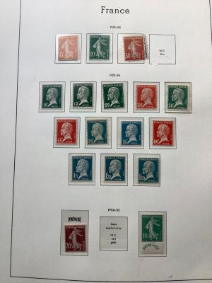 une feuille de timbres sur laquelle figurent un homme et une femme