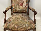 une chaise dont le dossier est recouvert d'une tapisserie
