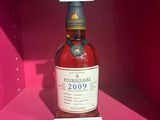 La bouteille d'alcool est exposée dans la boîte rose.