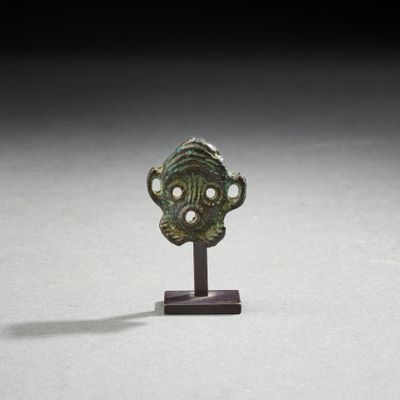 une tête d'homme antique en bronze posée sur un socle en bois