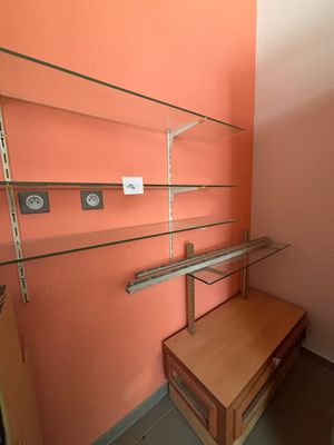 Trois étagères verre + meuble et étagère verre