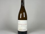 une bouteille de vin posée sur une table