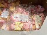 une boîte en carton remplie de beignets et d'autres produits alimentaires