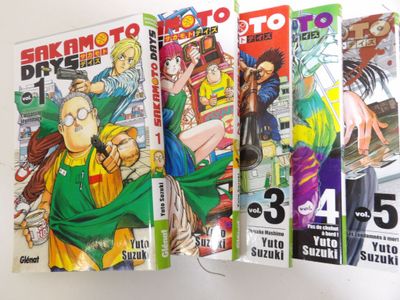 un grand nombre de bandes dessinées sur la table