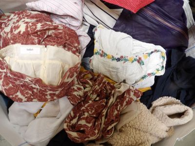une pile de vêtements posée sur une table
