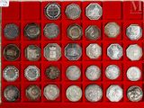 de nombreuses pièces d'argent dans une vitrine rouge