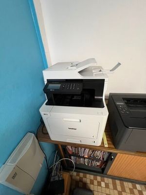 une imprimante posée sur un bureau à côté d'une imprimante