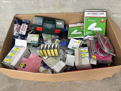 Box complet en articles de bricolage et divers dont panneaux…