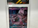 un gros plan d'une carte Pokémon dans une boîte transparente