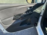 une portière de voiture avec un haut-parleur au milieu