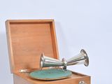 une petite boîte en bois contenant un tourne-disque