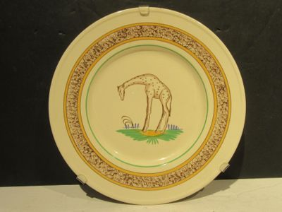 une assiette sur laquelle est représentée une girafe