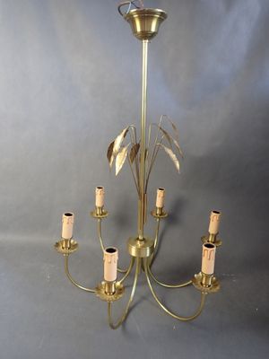 MAISON CHARLES Lustre en laiton doré, modèle aux feuilles de…