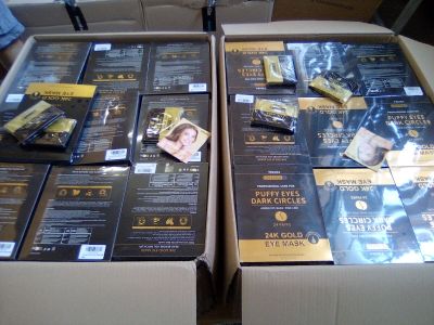 deux paquets de cigarettes posés l'un à côté de l'autre sur une table