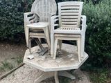 deux chaises et une table au milieu de la cour