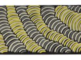un gros plan d'un tapis noir et jaune sur fond blanc
