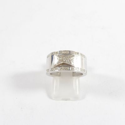 bague en argent sterling sertie de diamants blancs sur fond blanc