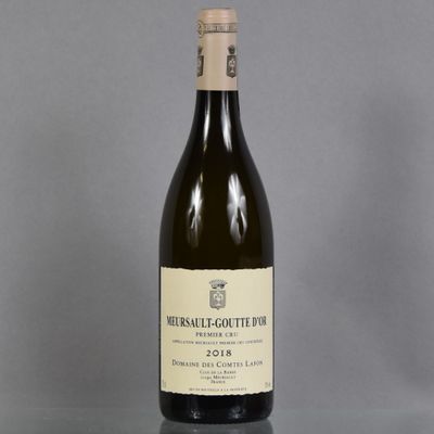 une bouteille de vin posée sur une table