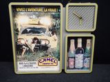 une photo d'une boîte sur laquelle figurent une voiture et une bouteille de vin