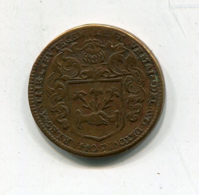 une vieille pièce de monnaie sur laquelle figure un blason, sur un fond blanc