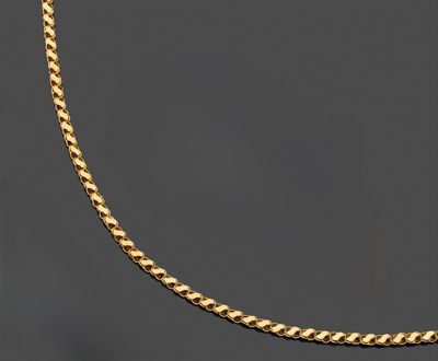 un collier en or à maillons gourmette