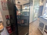 une photo d'un magasin avec un réfrigérateur au milieu