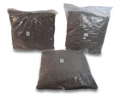 trois sacs de nourriture empilés les uns sur les autres sur une surface blanche