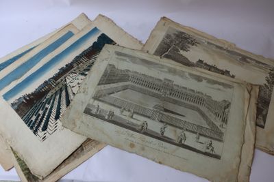 plusieurs vieux livres sont empilés sur une table