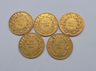 quatre souverains d'or, dont l'un est surmonté d'une couronne