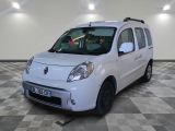 une petite camionnette blanche garée dans une pièce
