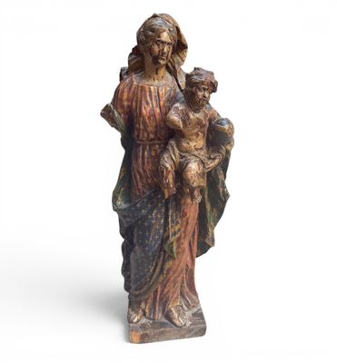 une statue de femme tenant un enfant dans ses bras